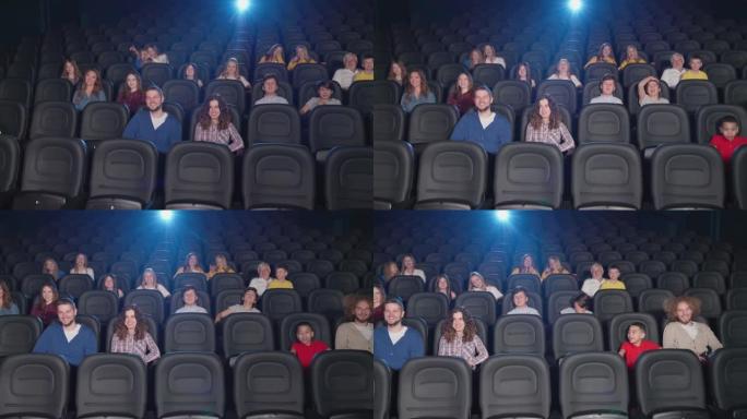 在电影院看喜剧的多种族观众。