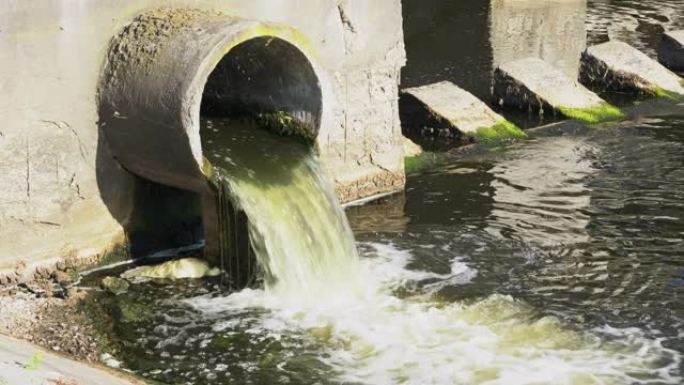 脏水从管道流入河中，污染环境。污水处理设施