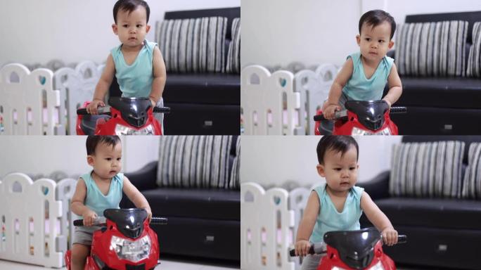 骑玩具摩托车的小男孩