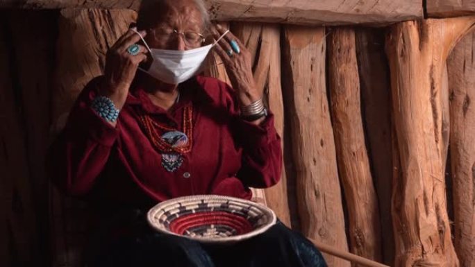 纳瓦霍族妇女脱下面具