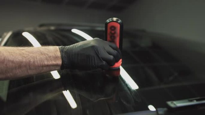 专业汽车陶瓷工人在车窗上涂一层陶瓷防护雨罩。概念来自: 纳米保护，不同的配件，长保护