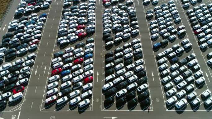 大量停在倾斜停车位的汽车的鸟瞰图-鸟瞰图4K
