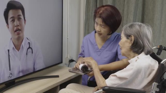 老年妇女会见在线医生到健康顾问