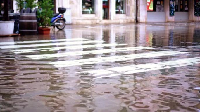 高洪水覆盖人行横道的柏油路