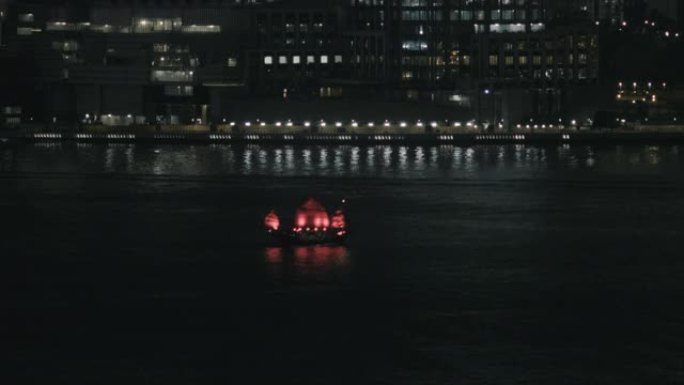 红帆船水上露娜夜间穿越九龙湾