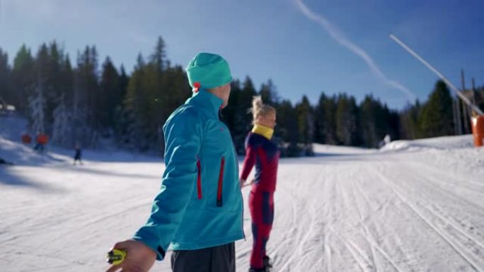 男滑雪教练向他的客户解释如何在滑雪坡上使用滑雪杆进行锻炼