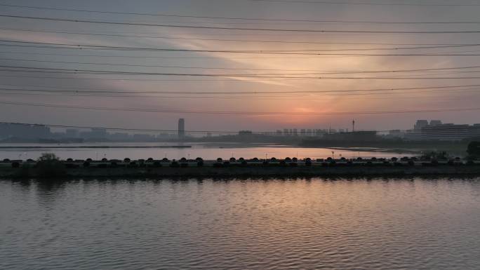 日出时分的武汉藏龙岛藏龙大道航拍风景