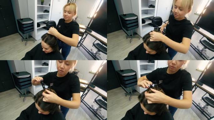 美发师用发夹刺伤女客户的头发。