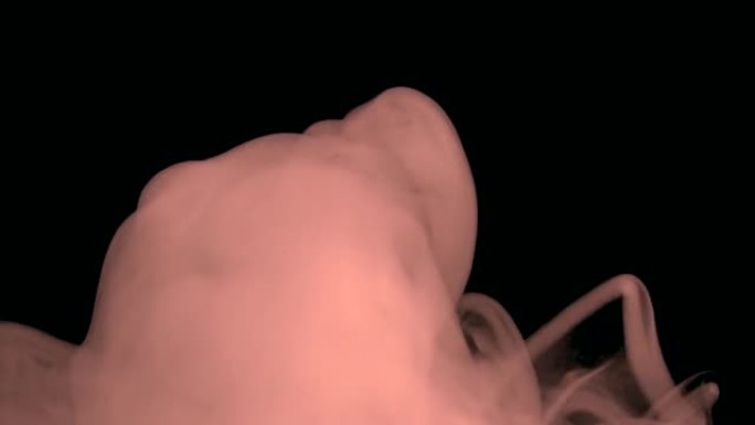 摘要蓝色背景上粉红色的蒸汽烟雾。化学烟雾云。化学中试剂的光滑滚动有毒气体云。运动中的毒素和有毒物质。
