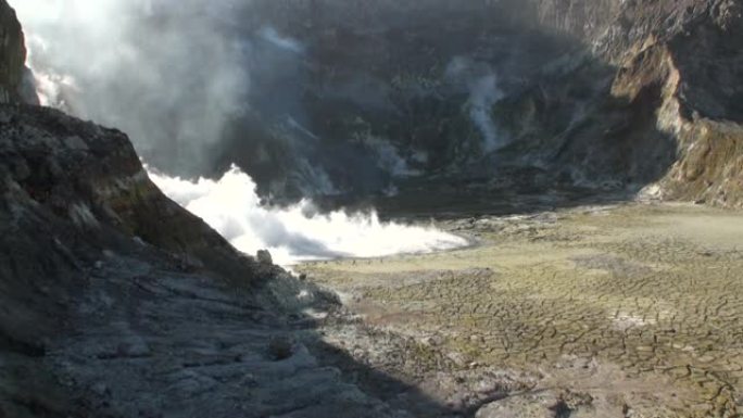 纽西兰白岛山上的间歇泉温泉。