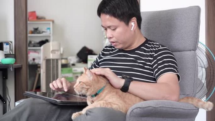男人在家休息和玩猫。