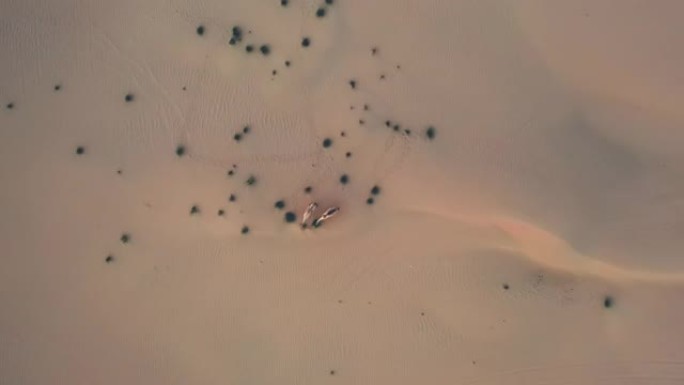 4k无人机镜头，沙漠之间的道路，迪拜的半沙漠道路，阿拉伯联合酋长国高沙丘沙漠的地质景观，无人机视频