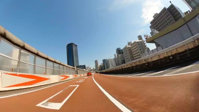 在高速公路上行驶/蓝天/阳光/宽阔