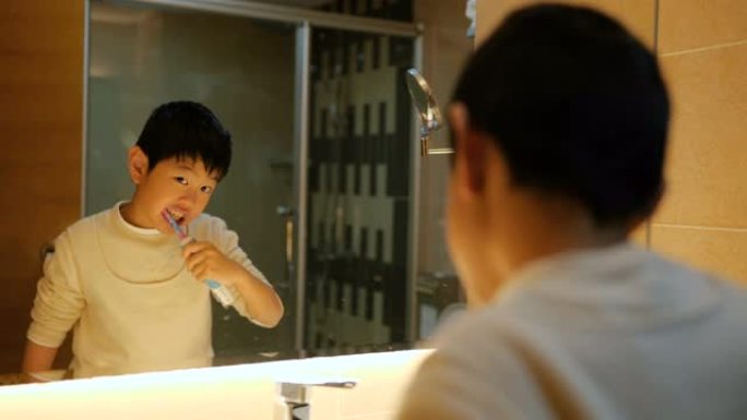 小男孩用电动牙刷刷牙