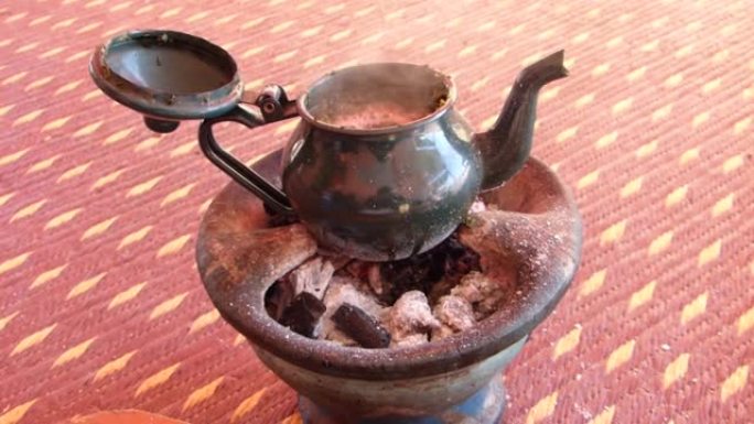 用木炭准备摩洛哥沙漠茶。
