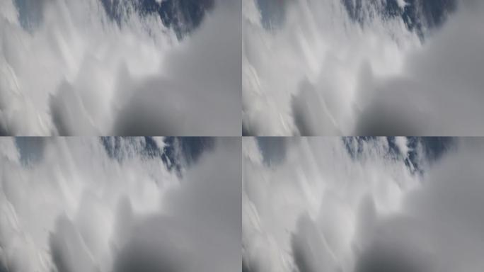 巨大的云柱聚集在暴风雨的天空中