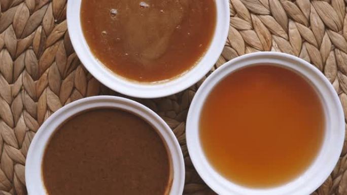白色盘子，配以纯正正宗的摩洛哥坚果油，摩洛哥坚果蜜，以及由摩洛哥坚果油和杏仁制成的传统Amlou。