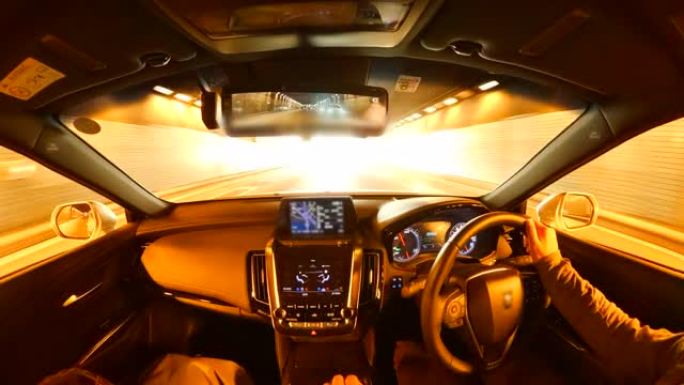 夫妇在公路旅行中，车辆视点通过隧道行驶，驾驶员视点的宽图像视图。隧道出口。