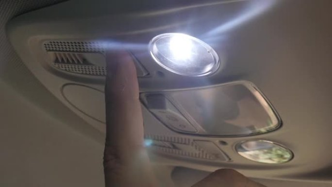 打开汽车乘客侧吸顶灯慢镜头视频