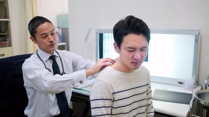 日本男性医生探索患者疼痛的根源