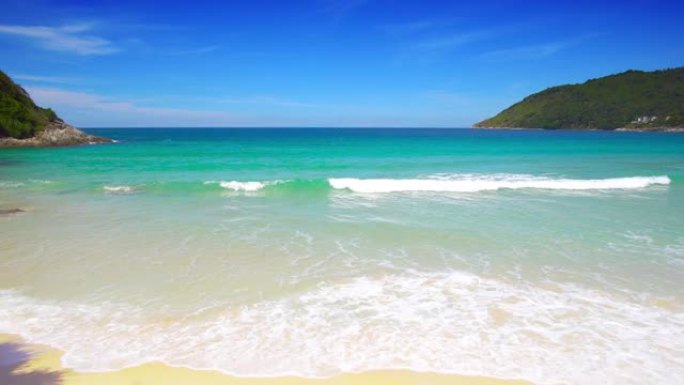 普吉岛海滩海自然视频。景观场景夏季海滩海沙，海滩海域。在泰国普吉岛卡隆海滩。在2020年11月4日上