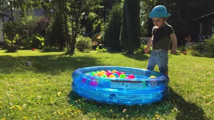 小男孩在后院的游泳池里玩得开心
