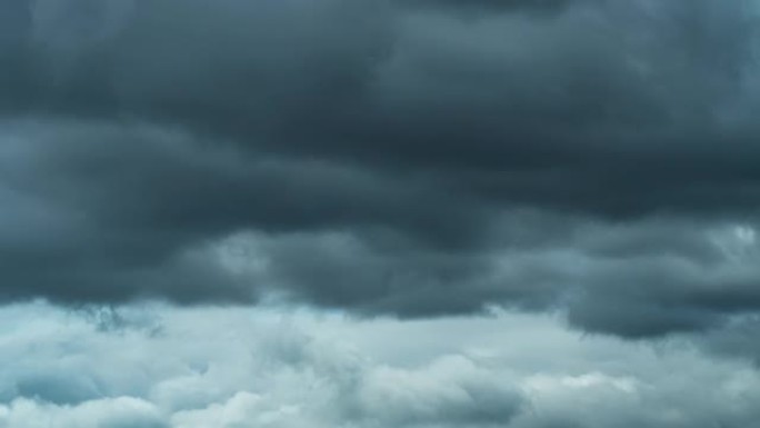 黑暗的暴风雨笼罩着湖泊自然环境