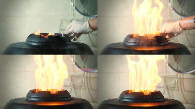 烹饪。烹饪汉堡。特写视图。餐厅厨房的热明火烧烤架。慢动作中的火焰。快餐、垃圾食品