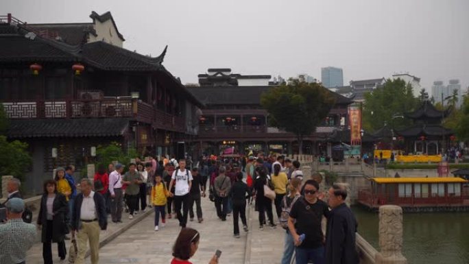 雨天南京名城古城寺庙河边广场拥挤桥慢动作全景4k中国