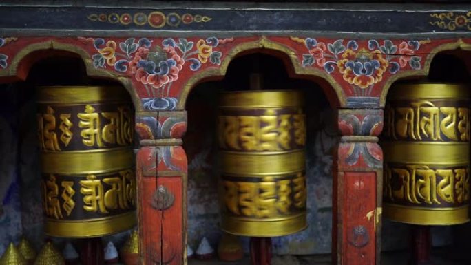 纳莫佛附近佛教寺庙的大型祈祷轮