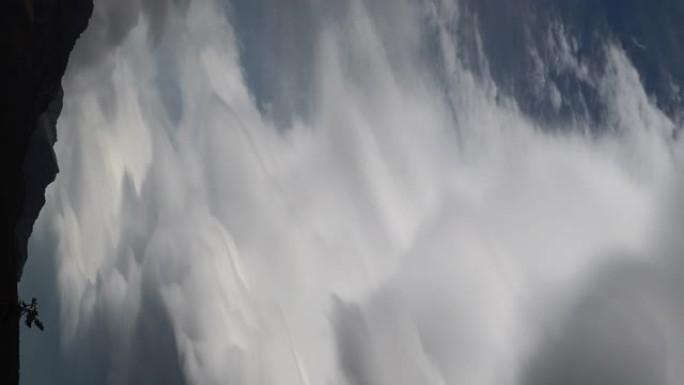 巨大的云柱聚集在暴风雨的天空中