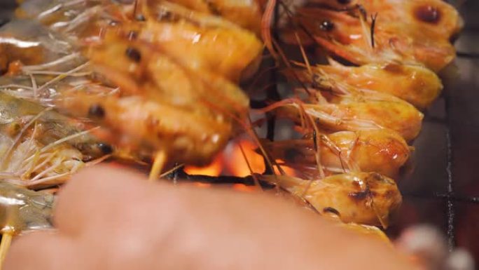 传统炉子上的烤虾。只有用串烧的头才能通过。泰国和夏季的海鲜菜单。市场，街头食品。宏观拍摄。