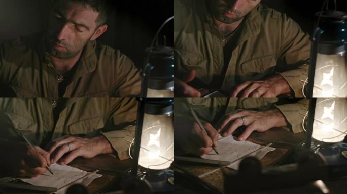 士兵写信回家。第二次世界大战期间，苏联士兵在昏暗的油灯下，坐在桌子旁写着给家里的信