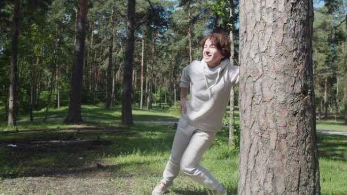 女人在森林里锻炼