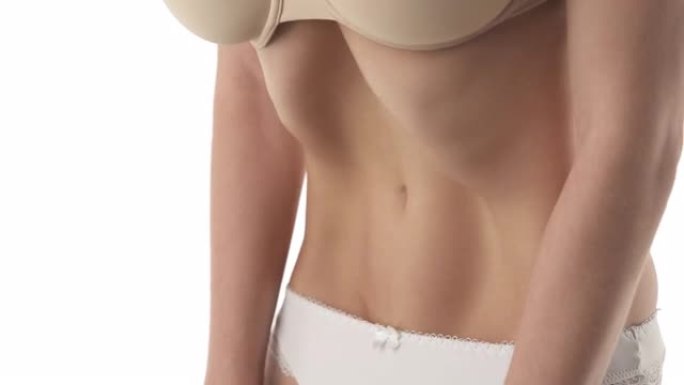 一个女人的肚子做胃真空呼吸运动的特写镜头。