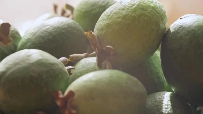 牛奶上成熟的feijoa水果