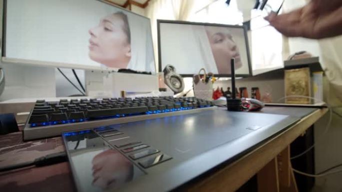 润饰器用手写笔在平板电脑上修饰女人的脸