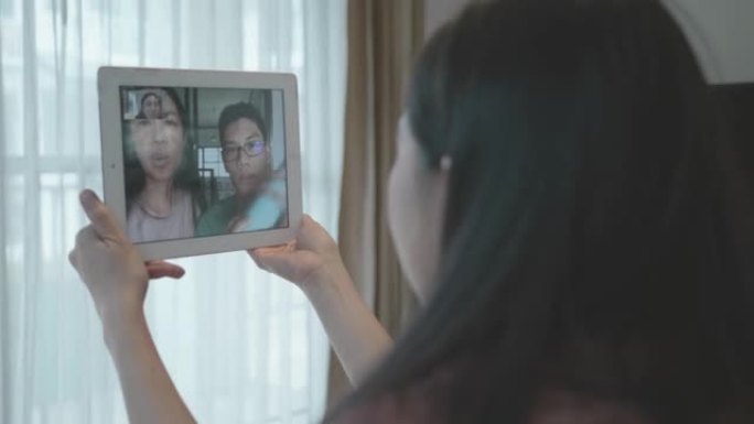 东南亚人在检疫期间与家人进行社交视频电话会议
