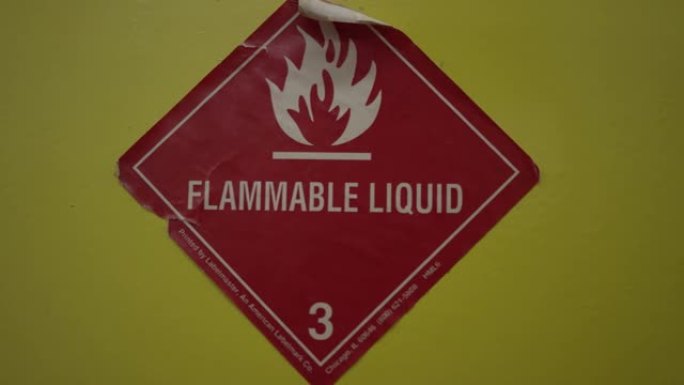 实验室供应壁橱门上的易燃液体化学警告标志