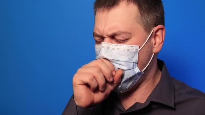 病夫咳嗽厉害，咯血出血吐血唾液中由于肺结核或肺癌在蓝色背景。开放性肺结核或重症肺炎肺部疾病