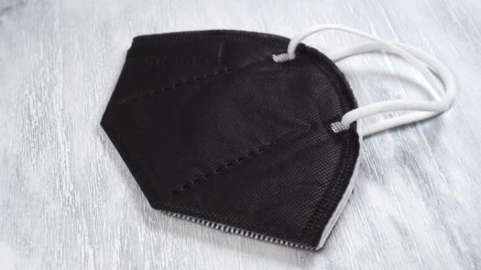 黑色KN95口罩，带白色橡皮筋，用于耳朵