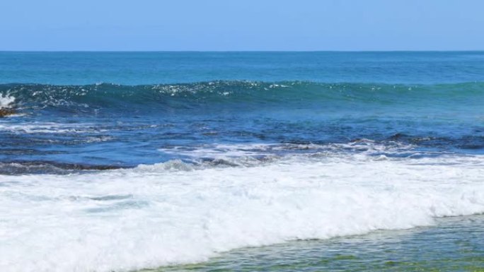 海浪破碎，罗特尼斯岛。从西澳大利亚州珀斯市乘坐渡轮
