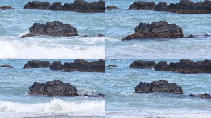 海浪在岩石上发出气泡声