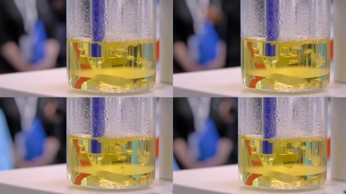 用于混合液体的带移动搅拌棒的磁性混合器-实验室设备