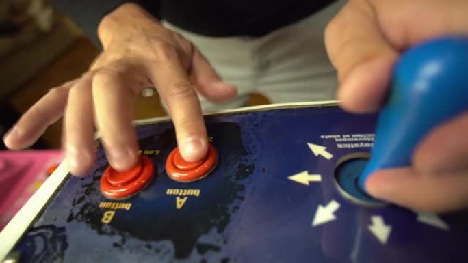 愤怒的人在老式街机电子游戏的操纵杆上玩 -- 投币操作