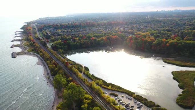 加拿大多伦多黄昏的胭脂国家城市公园和胭脂河鸟瞰图