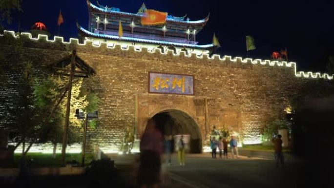 在一个有围墙的中国小镇 (松潘) 中，中国古门的夜晚时光倒流