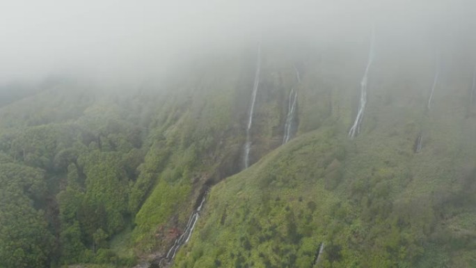 有水流的陡坡。费雷罗瀑布消失在顶部的云中
