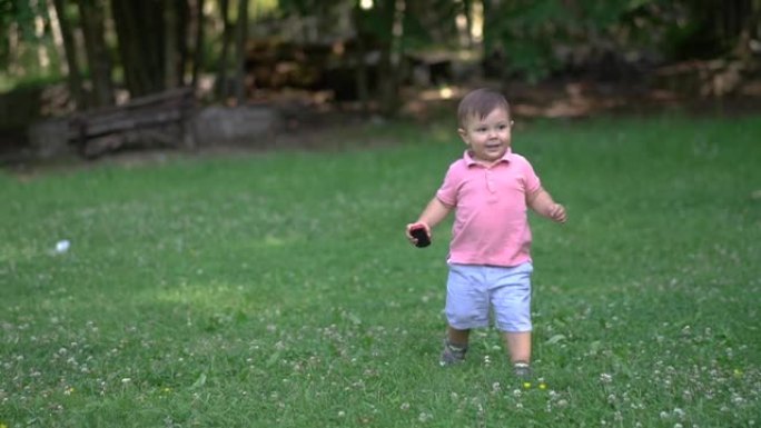 小男孩在草坪上奔跑