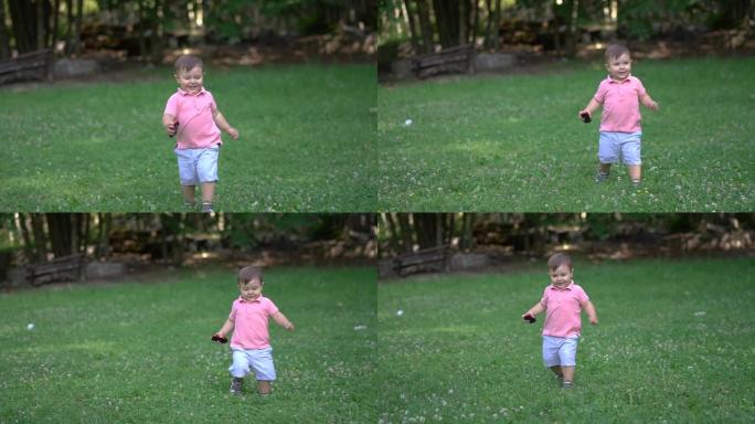 小男孩在草坪上奔跑